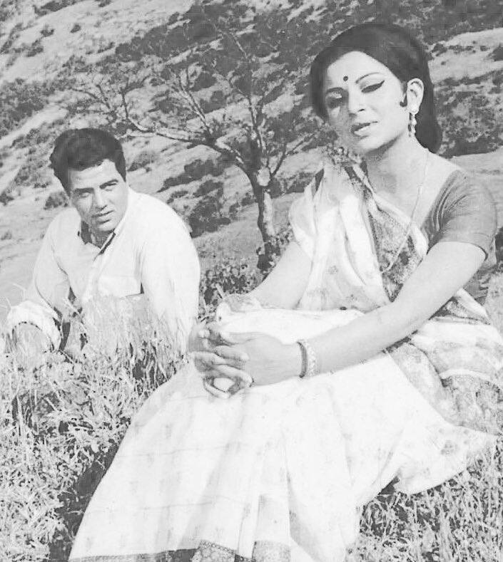 खबरों की मानें तो धर्मेंद्र का मन उन दिनों शर्मिला टैगोर पर था. इसलिए वो फिल्म में उन्हीं के साथ काम करना चाहते थे. ऐसे में उन्होंने डायरेक्टर से बात की और फिल्म की हीरोइन को बदलवा दिया.