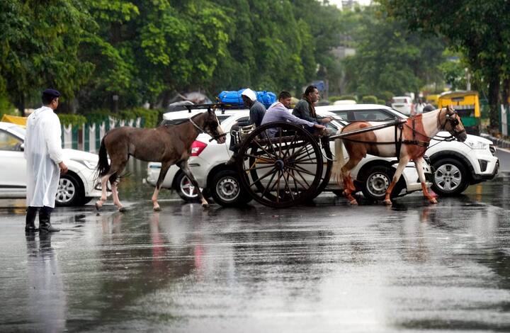 राष्ट्रीय राजधानी में मंगलवार को दिन के समय अधिकतम तापमान 38 डिग्री और और न्यनतम तापमान 29 डिग्री सेल्सियस रहने का अनुमान है.