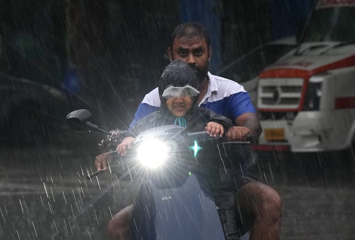 ृदिल्ली में जुलाई में अब तक पिछले साल इस अवधि की तुलना में 82 प्रतिशत कम बारिश दर्ज की गई है. हालांकि, इस महीने बारिश सामान्य से एक प्रतिशत अधिक दर्ज की गई है. भारत मौसम विज्ञान विभाग (आईएमडी) के अनुसार राष्ट्रीय राजधानी में एक से 30 जुलाई के बीच 203 मिमी वर्षा दर्ज की गई.