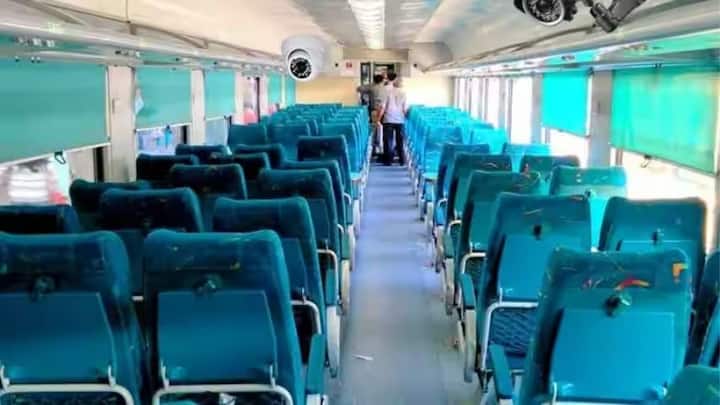 इसके साथ ही आपको ट्रेन में फ्री मील मिलता है. तो वहीं यात्रियों की सुरक्षा के लिए ट्रेन में सीसीटीवी कैमरे भी लगाए गए.