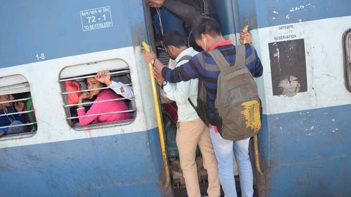 अगर कोई चलती हुई ट्रेन में लटक कर सफर करता है. और इस दौरान वह गिर जाता है या किसी हादसे के चलते हैं उसकी मौत हो जाती है.