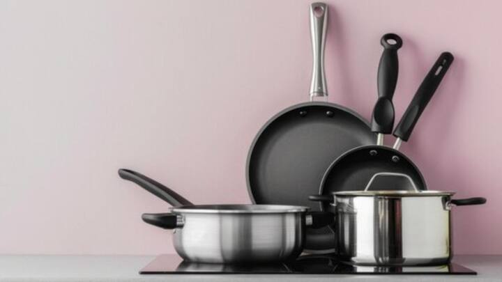 ওভেনে কড়াই বসানোর আগে বেকিং সোডা, জল দিয়ে ধুয়ে নিন। এবার কড়াই গরম করে নিন। তেল মাখিয়ে ঠান্ডা হতে দিন। পরে কাগজ দিয়ে মুছে নিন তেল। তবে খারাপ হয়ে যাওয়া ননস্টিক কড়াই বা প্যানে এই টোটকা না পরীক্ষা করাই ভাল।