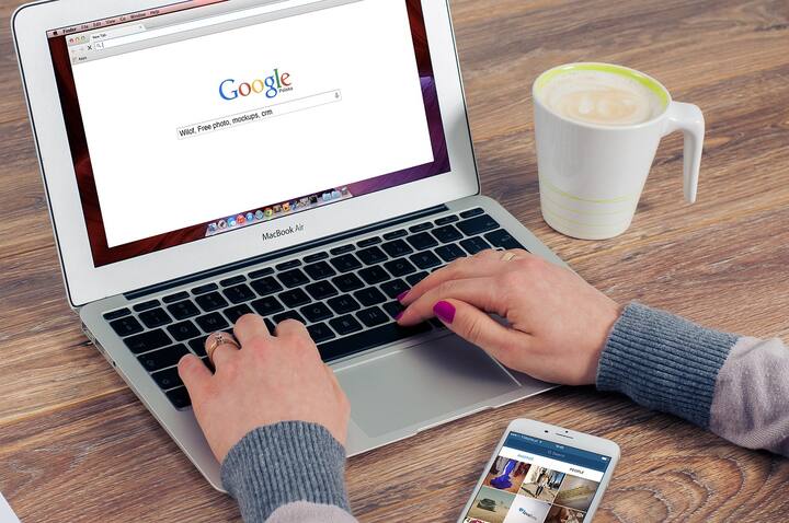 एक ओपन सोर्स ऑपरेटिंग सिस्टम Android भी है, जिसे गूगल ने बनाया है. हालांकि एड्रॉयंड को यूज करने के लिए डायरेक्ट पैसा नहीं लिया जाता है. कंपनियां गूगल के प्ले स्टोर जैसे प्रोडक्ट्स का यूज करती है, जिससे गूगल को फायदा होता है.