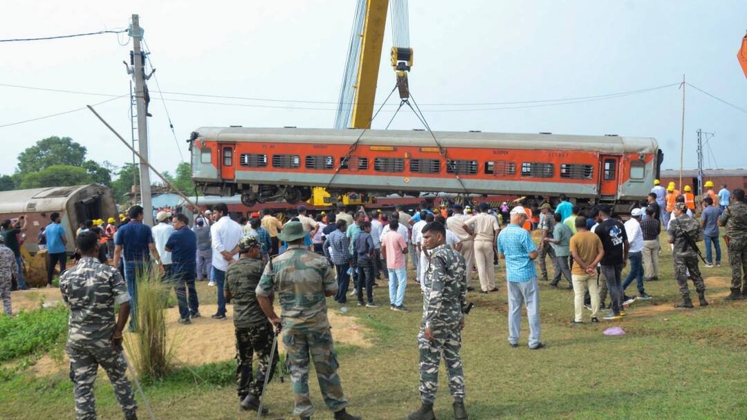 Jharkhand Train Accident: 30 घंटे बाद भी हावड़ा-मुंबई रेल मार्ग नहीं हुआ शुरू, 44 ट्रेनें रद्द Jharkhand Train Accident Howrah Mumbai rail route not resumed even after 30 hours 44 trains cancelled ann Jharkhand Train Accident: 30 घंटे बाद भी हावड़ा-मुंबई रेल मार्ग नहीं हुआ शुरू, 44 ट्रेनें रद्द