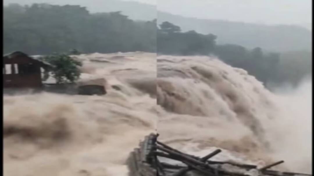 151 मौतों के बाद वायनाड पर मंडरा रहा एक और बड़ा संकट! डरा रहा अथिरापल्ली झरना, खतरनाक हो गया फ्लो Wayanad Landslide Athirapally Falls turns deadly amid torrential rains Watch Video 151 मौतों के बाद वायनाड पर मंडरा रहा एक और बड़ा संकट! डरा रहा अथिरापल्ली झरना, खतरनाक हो गया फ्लो