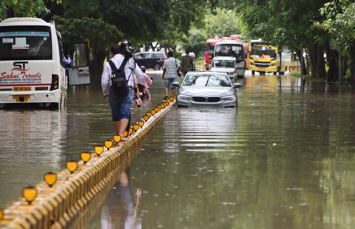 मौसम अधिकारियों के अनुसार इस साल मानसून 28 जून को दिल्ली पहुंचा था. वहीं पहले दिन शहर में 24 घंटे में 228 मिमी बारिश दर्ज की गई जो 88 वर्षों में जून में एक दिन में सबसे अधिक बारिश थी.