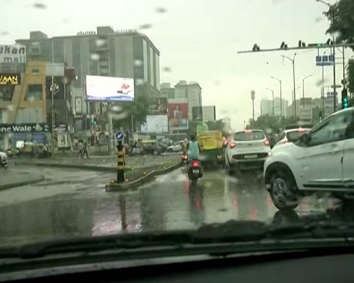 અમદાવાદના SG હાઈવે, સાયન્સ સિટી વિસ્તારમાં વરસાદ છે. આ ઉપરાંત થલતેજ, સોલા સહિતના વિસ્તારમાં વરસાદ છે.