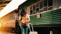 ट्रेन से लटकते हुए हो गई मौत तो क्या ऐसे में भी मिलता है कोई इंश्योरेंस या मुआवजा?