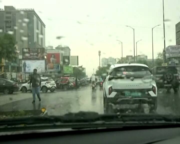 રાજ્યના 23 જેટલા તાલુકામાં એક ઇંચથી વધુ જ્યારે સમગ્ર રાજ્યના કુલ 169 તાલુકામાં ગત 24 કલાક દરમિયાન સાર્વત્રિક વરસાદ નોંધાયાના અહેવાલ છે.