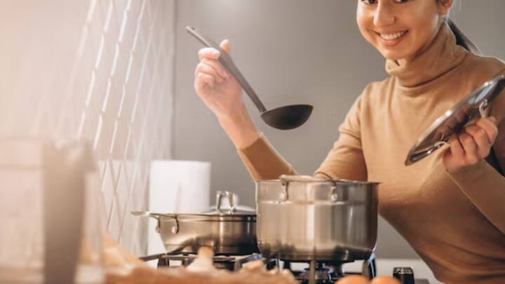 কড়াইয়ে নারকেল তেল বা অলিভ অয়েল মাখিয়ে গরম করুন। ঠান্ডা হতে দিন। মুখ বাড়িয়ে দেখুন প্রতিবিম্ব পড়ছে কি না। তাহলেই আর সমস্যা হওয়ার কথা নয়।