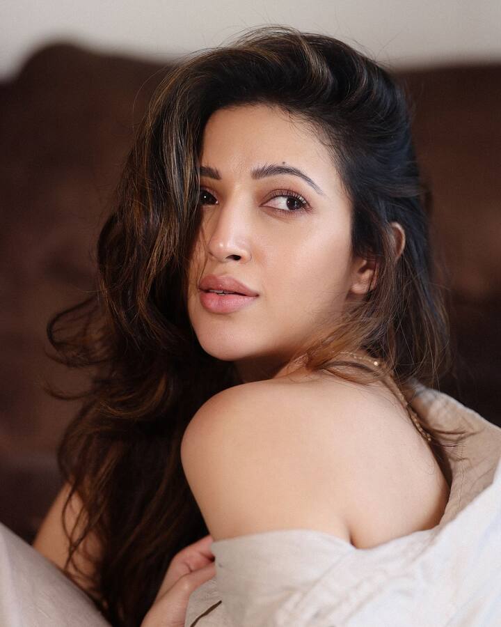 షర్ట్ పైన బటన్స్ తీసేసి.. హెయిర్​ని ముందుకు వేసుకుని స్టైలిష్ ఫోజులిచ్చింది నేహా. ప్రస్తుతం తన ఫోటోలు సోషల్ మీడియాలో వైరల్ అవుతున్నాయి. (Images Source : Instagram/Neha Shetty)