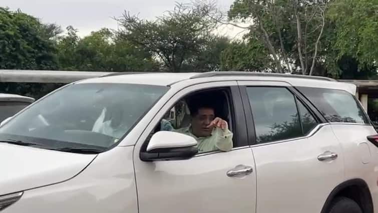 Rajasthan University professor Prakash Sharma farewell with Fortuner in gift video viral ANN शिक्षकों ने फॉर्च्यूनर देकर की प्रोफेसर की विदाई, चर्चा में आया राजस्थान विश्वविद्यालय