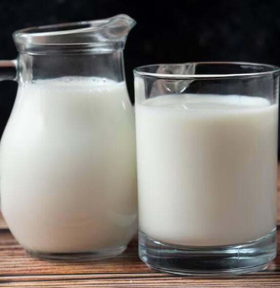 Vitamin B12 is also found in good quantity in cow's milk. By consuming it, you not only remain safe from cholesterol but drinking cow's milk also does not cause the problem of excess fat in the body, so it is the best option for people suffering from obesity.