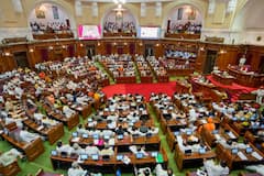 CM योगी आदित्यनाथ से बड़े हैं राजा भैया, सदन में पैर छूकर मचा दिया हंगामा!