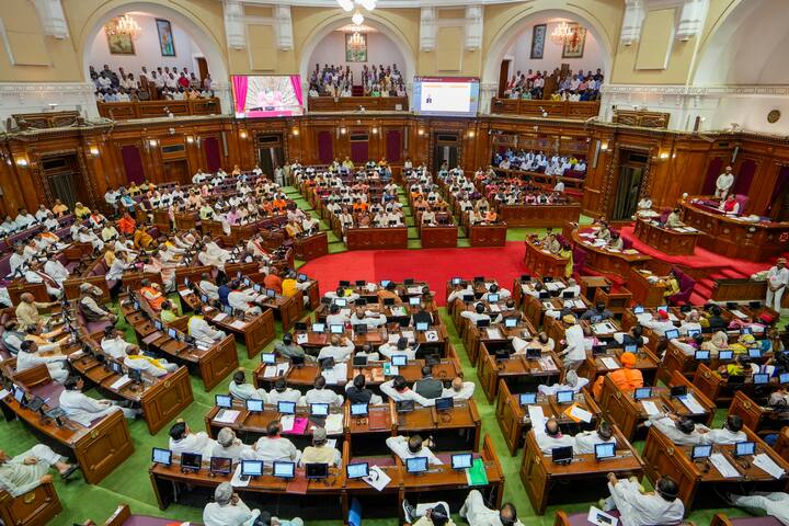 उत्तर प्रदेश (यूपी) विधानसभा में मंगलवार को तब बेहद रोचक घटनाक्रम देखने को मिला, जब जनसत्ता दल (लोकतांत्रिक) के मुखिया और कुंडा से विधायक रघुराज प्रताप सिंह उर्फ राजा भैया ने सदन में सबके सामने मुख्यमंत्री योगी आदित्यनाथ के पैर छू लिए.