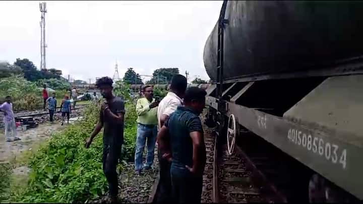 মালগাড়ির পিছনের অংশ মেই লাইনের ওপর থাকায় ওই লাইনে বন্ধ হয়ে যায় ট্রেন চলাচল।