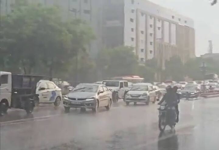 आईएमडी ने बताया कि बादल दिल्ली में एकत्रित हो गए हैं, जिससे व्यापक रूप से हल्की से मध्यम बारिश हुई है, साथ ही अलग-अलग तीव्र दौरों में प्रति घंटे 3-5 सेमी बारिश होने की उम्मीद है. एजेंसी ने चेतावनी दी है कि इन बारिशों के कारण सड़कों पर फिसलन हो सकती है, दृश्यता कम हो सकती है, यातायात बाधित हो सकता है और निचले इलाकों में स्थानीय स्तर पर जलभराव हो सकता है.