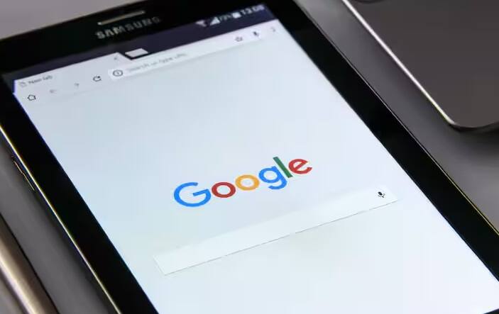 જ્યારે પણ તમે Google પર કંઈક સર્ચ કરો છો ત્યારે તમને ટોપ પર કેટલીક જાહેરાતો દેખાય છે. કંપનીઓ આ જાહેરાતો માટે Google ને ચૂકવણી કરે છે. આ રીતે ગૂગલને ઘણા પૈસા મળે છે.