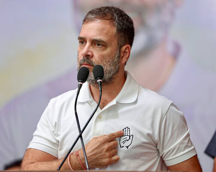 समाचार एजेंसी एएनआई ने कांग्रेस सूत्रों के हवाले से मंगलवार (30 जुलाई, 2024) को बताया कि राहुल गांधी ने मामले में पार्टी के सभी नेताओं से मिलकर काम करने को कहा.