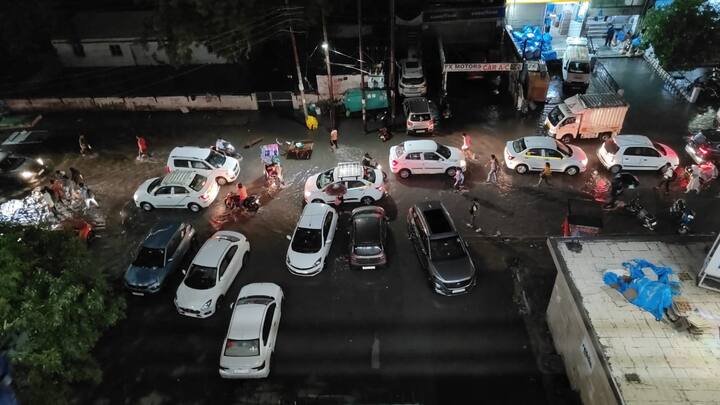 भारत मौसम विज्ञान विभाग ने दिल्ली-एनसीआर (राष्ट्रीय राजधानी क्षेत्र) के लिए रेड अलर्ट जारी किया है क्योंकि बुधवार शाम शहर में भारी बारिश हुई. अचानक हुई बारिश से शहर के कई इलाकों में जलभराव हो गया, जिससे यातायात और पैदल यात्री प्रभावित हुए.