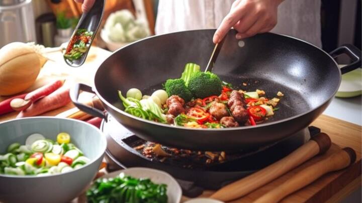 মনে রাখবেন, মাছ, মাংস যা-ই রান্না করুন না কেন, জল ঝরলে হবে না। শুকনো অবস্থায় তেলে ছাড়ুন। কড়াই বা প্যান গরম হওয়ার পরই তেল ঢালুন। এতে খাবার আটকে যাবে না।