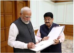 પરિમલ નથવાણીએ એશિયાટિક સિંહો પરથી કોફી ટેબલ બુક 𝗖𝗮𝗹𝗹 𝗼𝗳 𝘁𝗵𝗲 𝗚𝗶𝗿 ની પ્રથમ નકલ પીએમ મોદીને કરી અર્પણ