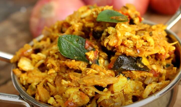 அடுத்தது பொடியாக நறுக்கிய வெங்காயம், பச்சை மிளகாய், கறிவேப்பிலை ஆகியவற்றை சேர்த்து பொன்னிறமாகும் வரை வதக்கவும். அடுத்தது இஞ்சி பூண்டு பேஸ்ட், தக்காளி, மஞ்சள் தூள், மிளகாய் தூள், உப்பு, கரம் மசாலா தூள் சேர்த்து வதக்கவும்