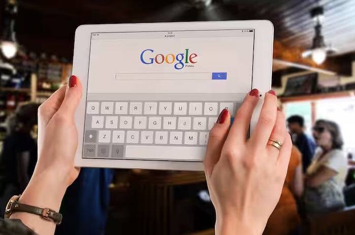 એક રિપોર્ટમાં કહેવામાં આવ્યું છે કે ગૂગલ દર 1 મિનિટે 2 કરોડ રૂપિયાની કમાણી કરી રહ્યું છે. શું તમારા મનમાં ક્યારેય એવો પ્રશ્ન આવ્યો છે કે મફત સેવાઓ આપવા છતાં ગૂગલ આટલા પૈસા કેવી રીતે કમાય છે અને તેની આવકનો સ્ત્રોત શું છે?