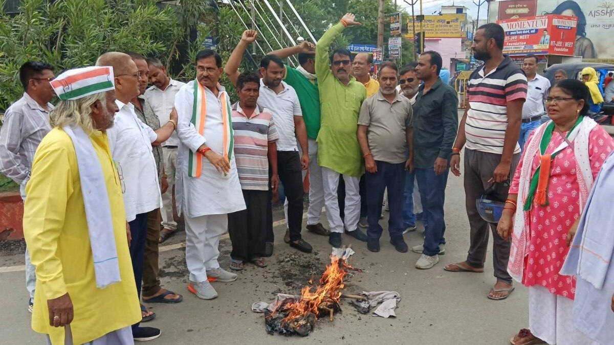 राहुल गांधी की जाति पूछने पर भड़के कांग्रेसी, बीजेपी नेता अनुराग ठाकुर का फूंका पुतला