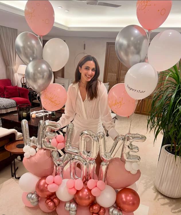 कियारा के पति सिद्धार्थ मल्होत्रा ने कियारा की फोटो शेयर कर उसपर प्यार बरसाया. अभिनेता ने लिखा, ‘जन्मदिन मुबारक हो, तस्वीर सब कुछ कह देती है.’