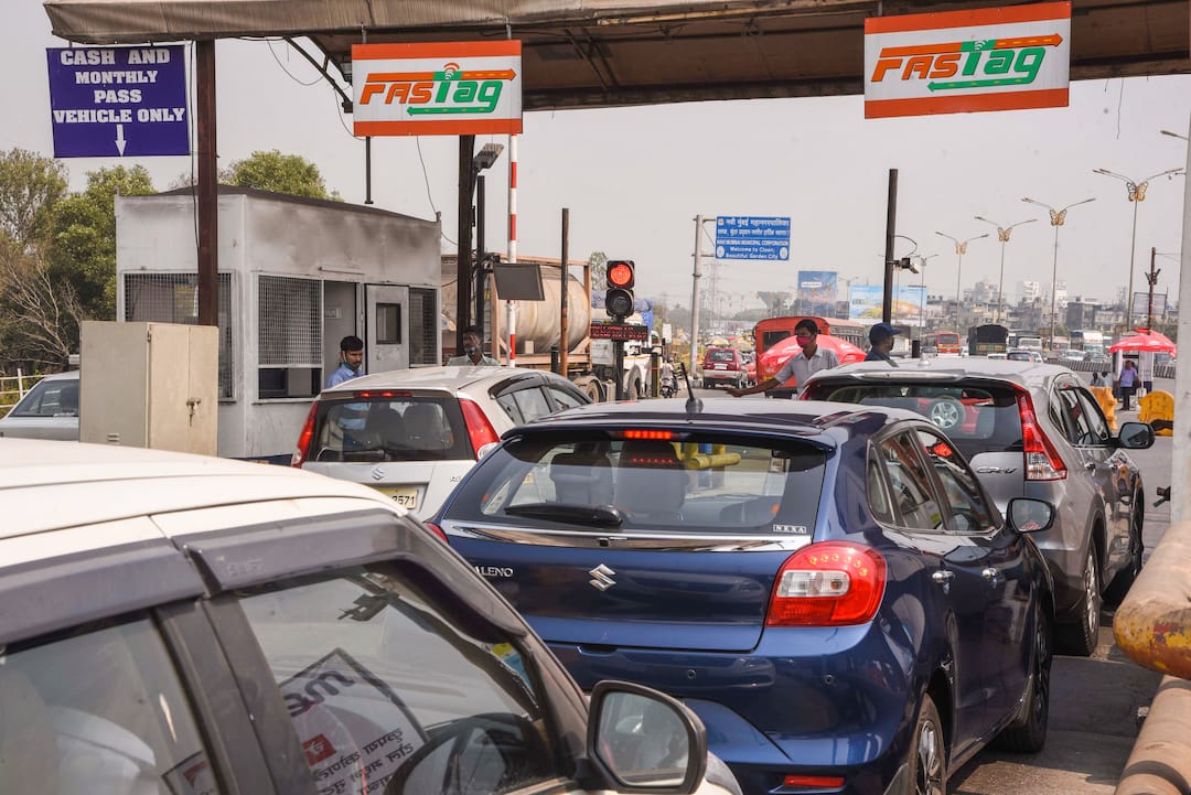 FASTag Rules: 1 अगस्त से बदल जाएंगे FASTag के नियम, Toll Plazas पर गलती करने पर हो जाएंगे Blacklist Fastag rules change from 1 august KYC your old account know details to avoid blacklist NHAI guidelines FASTag Rules: 1 अगस्त से बदल जाएंगे FASTag के नियम, Toll Plazas पर गलती करने पर हो जाएंगे Blacklist