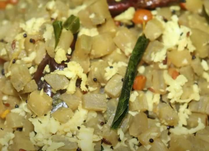 வாழைத்தண்டு பொரியல் செய்து சாப்பிட்டால் குடலில் சிக்கி கொண்ட முடி வெளியேறலாம்.