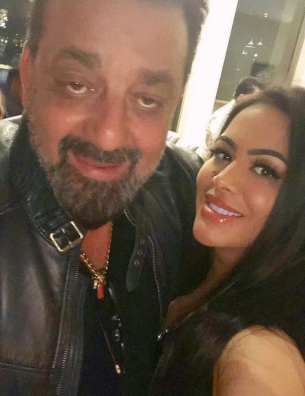 संजय दत्तच्या पहिल्या पत्नीचे नाव ऋचा शर्मा आहे. संजय दत्तला ऋचा शर्मा यांच्यापासून त्रिशाला ही मुलगी झाली. ऋचा यांचा 1996 साली कर्करोगामुळे मृत्यू झाला होता.