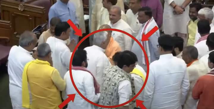 सोशल मीडिया पर राजा भैया की ओर से योगी आदित्यनाथ के पैर छूने की तस्वीरें और वीडियो इसलिए भी चर्चा का विषय बने क्योंकि यह वही राजा भैया हैं, जो कुछ महीनों पहले तक बीजेपी के खिलाफ नजर आते थे. लोकसभा चुनाव 2024 के दौरान वह योगी आदित्यनाथ के खिलाफ बोलते थे.