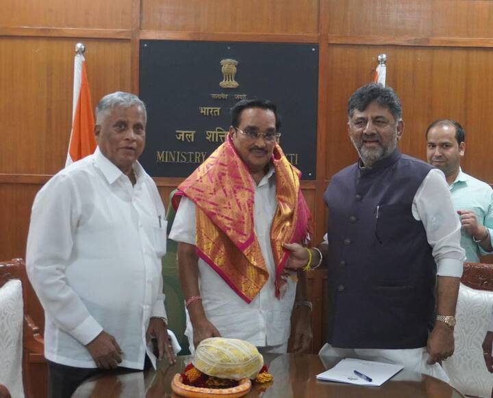 ડી કે શિવકુમારે શાલ ઓઢાડી કેન્દ્રીય જળશક્તિ મંત્રી સી આર પાટીલનું અભિવાદન કર્યુ હતું.