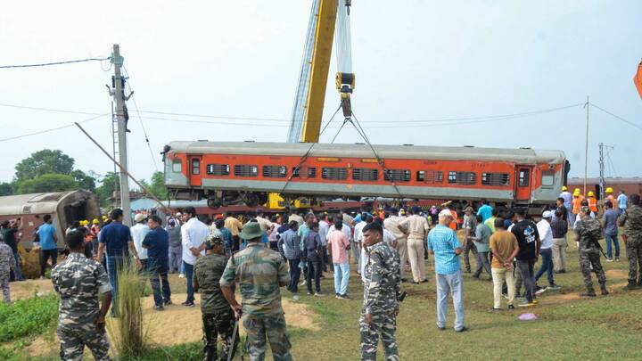 গতকাল ৩০ জুলাই হাওড়া-মুম্বই মেল দুর্ঘটনায় ২ জনের মৃত্যু হয়েছে।