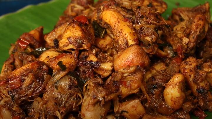 அடுத்தது சிக்கன் துண்டுகளை ஆற வைத்துவிட்டு சிக்கன் துண்டுகளை சின்ன சின்னதாக கொத்தி கொள்ளவும். அடுத்தது ஒரு கடாயில் நல்லெண்ணெய் ஊற்றி சூடானதும் எண்ணெயில் பட்டை, கிராம்பு, ஏலக்காய், சோம்பு சேர்த்து வதக்கவும்.