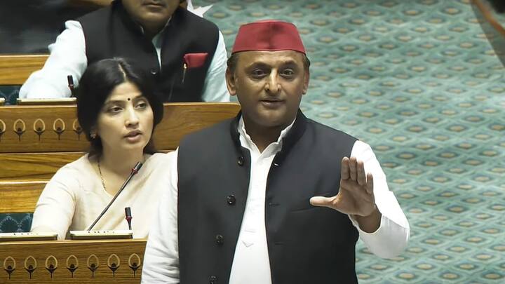 अखिलेश यादव ने कहा कि अगर जो बात अनुराग ठाकुर कह रहे हैं तो आपको उत्तर प्रदेश में 10% कोटा देने की जरूरत क्यों पड़ रही है. अखिलेश यादव ने कहा कि मैं खुद मिलिट्री स्कूल से पढ़ा हुआ हूं और हम भी कई परमवीर चक्र पाने वालों के नाम गिना सकते हैं.