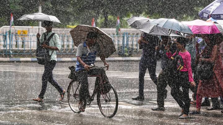 হাওয়া অফিস জানিয়েছে, আগামীকাল গাঙ্গেয় পশ্চিমবঙ্গের ওপর গভীর নিম্নচাপ তৈরি হতে পারে। তার জেরে বৃহস্পতি ও শুক্রবার কলকাতা-সহ দক্ষিণবঙ্গে বিক্ষিপ্তভাবে ভারী বৃষ্টির সম্ভাবনা রয়েছে।