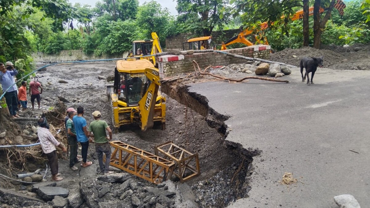 Uttarakhand Weather: नैनीताल में भारी बारिश से हल्द्वानी-रामनगर स्टेट हाईवे टूटा, यातायात पूरी तरह ठप