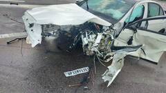 कैबिनेट मंत्री नंद गोपाल नंदी के बेटे-बहू का एक्सीडेंट, कार के परखच्चे उड़े, तस्वीरों में देखिए भयावह हादसा