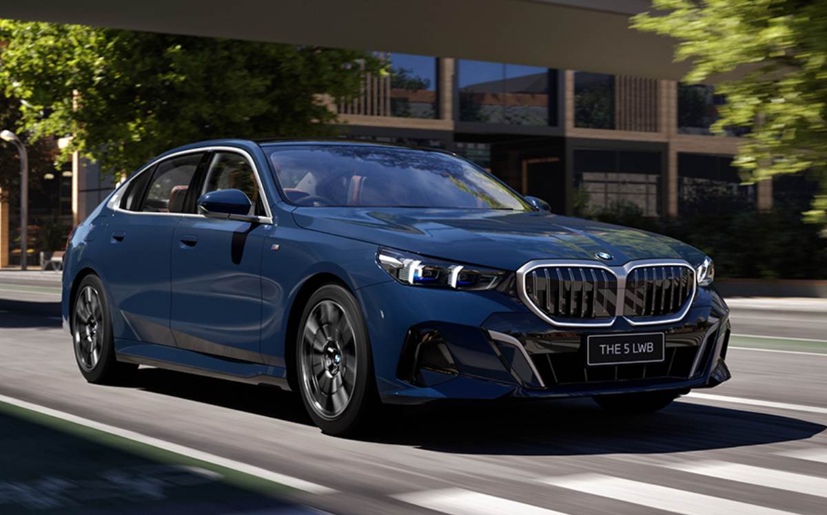 BMW 5 Series LWB: बीएमडब्ल्यू दे रही कार में थिएटर का मजा, क्या भारतीय मॉडल में है ये फीचर?