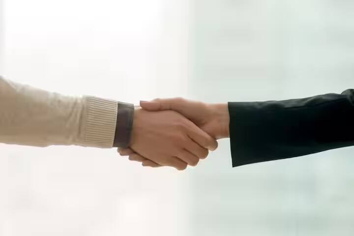 रॉबिन हुड और लिटिल जॉन की दोस्ती की मिसाल आज भी दी जाती है। वे मिलकर अमीरों को लूटते और गरीबों की मदद करते।