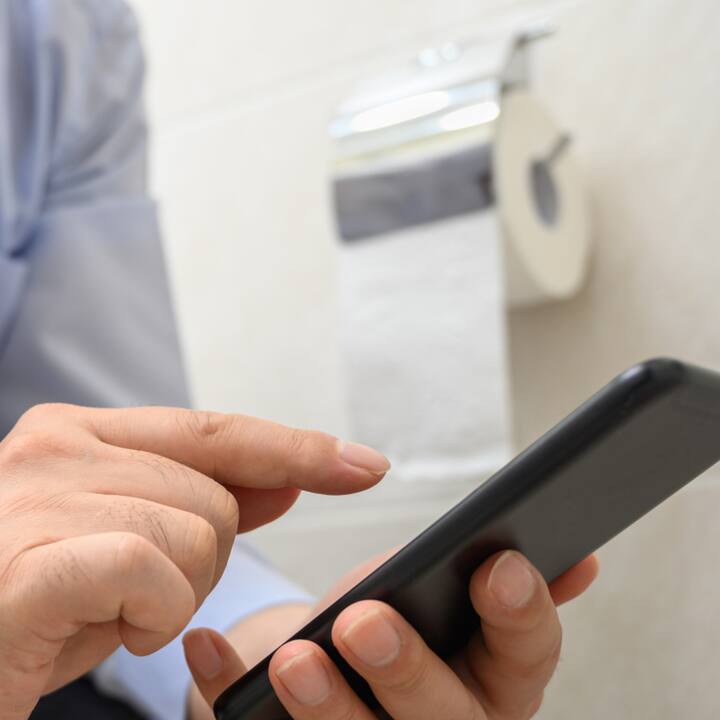 ਇਸ ਤੋਂ ਇਲਾਵਾ ਟਾਇਲਟ 'ਚ ਫੋਨ ਲੈ ਕੇ ਜਾਣ ਨਾਲ ਤੁਸੀਂ ਈ.ਕੋਲੀ. ਸ਼ਿਗੇਲਾ, ਸਟੈਫ਼ੀਲੋਕੋਕਸ ਵਰਗੇ ਬੈਕਟੀਰੀਆ ਦੇ ਸੰਪਰਕ ਵਿੱਚ ਆ ਸਕਦੇ ਹਨ। ਇਸ ਦੇ ਨਾਲ, ਤੁਸੀਂ ਹੈਪੇਟਾਈਟਸ ਏ ਵਰਗੇ ਵਾਇਰਸ ਦੇ ਸੰਪਰਕ ਵਿੱਚ ਵੀ ਆਉਂਦੇ ਹੋ।