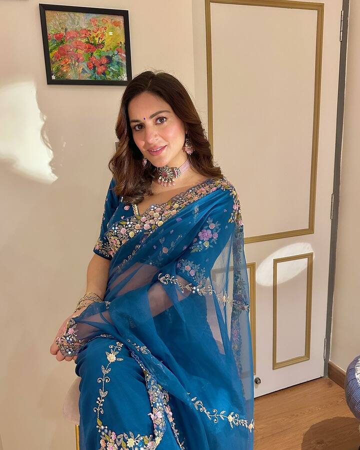 रिपोर्ट्स के मुताबिक श्रद्धा आर्या के मंगेतर ने उनसे टीवी इंडस्ट्री छोड़ने के लिए कहा था, हालांकि इस शर्त को सुनने के बाद एक्ट्रेस ने फैसला लिया कि इस रिश्ते में रहना ठीक नहीं है. इसीलिए उन्होंने सगाई तोड़ दी.