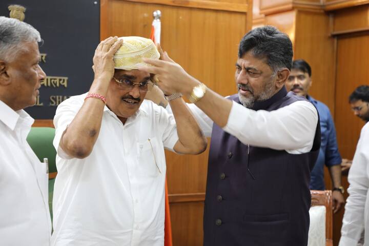 શાલ ઓઢાડીને સન્માન કરવા સહિત તેમણે પાટીલને પાઘડી પણ પહેરાવી હતી.