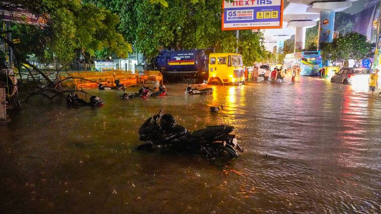 Delhi Rains Roads Waterlogged Traffic Snarls Flight Diverted Red Alert Delhi Rains: Roads Waterlogged & Traffic Snarls As Capital On 'Red Alert', Schools Closed Today