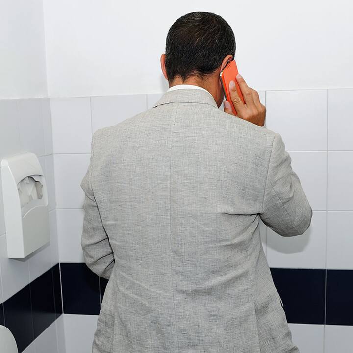 ਇਕ ਰਿਪੋਰਟ ਮੁਤਾਬਕ ਤੁਸੀਂ ਟਾਇਲਟ 'ਚ ਬੈਠ ਕੇ ਫੋਨ ਚਲਾਉਣ ਨਾਲੋਂ ਜ਼ਿਆਦਾ ਸਮਾਂ ਉੱਥੇ ਬਿਤਾਉਂਦੇ ਹੋ। ਇਸ ਨਾਲ ਗੁਦਾ 'ਤੇ ਦਬਾਅ ਪੈਂਦਾ ਹੈ ਜਿਸ ਨਾਲ ਬਵਾਸੀਰ ਦਾ ਖ਼ਤਰਾ ਵਧ ਜਾਂਦਾ ਹੈ। ਦੂਜੇ ਪਾਸੇ, ਜੇਕਰ ਤੁਸੀਂ ਪਹਿਲਾਂ ਹੀ ਪੇਟ ਨਾਲ ਜੁੜੀਆਂ ਸਮੱਸਿਆਵਾਂ ਤੋਂ ਪੀੜਤ ਹੋ, ਤਾਂ ਗੁਦਾ 'ਤੇ ਜ਼ਿਆਦਾ ਦਬਾਅ ਪਾਉਣ ਨਾਲ ਇਸ ਨੂੰ ਹੋਰ ਵਧਾ ਸਕਦਾ ਹੈ।