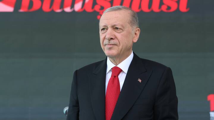 तुर्की के राष्ट्रपति रेचेप तैय्यप अर्दोआन ने रविवार (28 जुलाई) को कहा कि तुर्की इजरायल में एंटर कर सकता है. अर्दोआन का कहना था कि तुर्की जैसे लीबिया और अजरबैजान में नार्गोनो-काराबाख में घुसा था ठीक वैसे ही वह इजरायल में भी घुस सकता है.