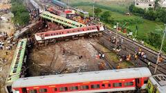 ट्रेन से लटकते हुए हो गई मौत तो क्या ऐसे में भी मिलता है कोई इंश्योरेंस या मुआवजा?